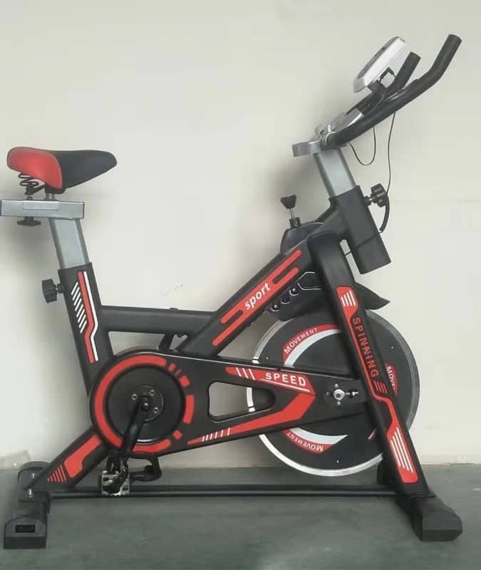 Vélo d'appartement ultra-silencieux équipement d'exercice de gymnastique à domicile système de freinage magnétique pour la perte de poids en acier