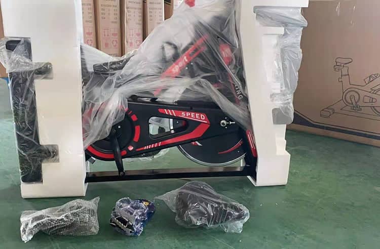 Vélo d'appartement ultra-silencieux équipement d'exercice de gymnastique à domicile système de freinage magnétique pour la perte de poids en acier